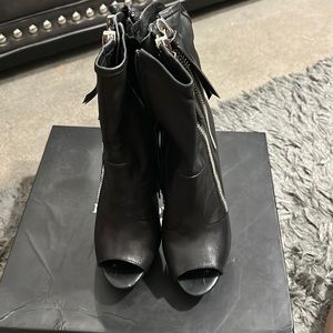 Black leather Steve Madden booties